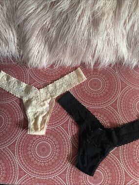 Hanky Panky Lace Thongs One Size
Black low rise
Cream low rise
